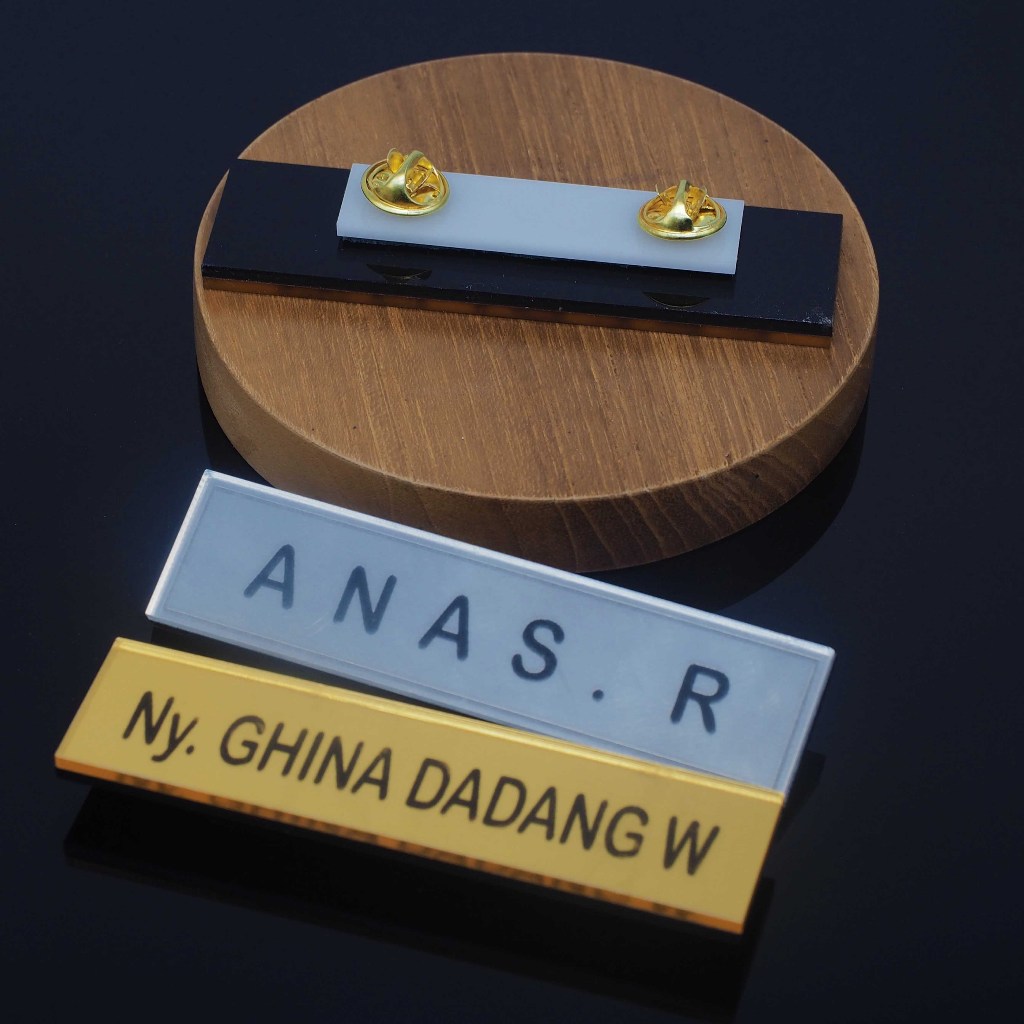 

Nametag gold Papan Nama Akrilik Custume Papan Dada Nama Paku Bunga