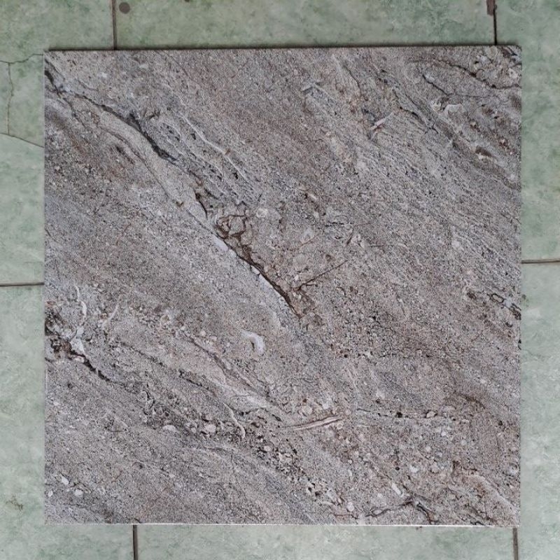 keramik kilap motif marmer warna gelap uk 50x50 warna abu dan latte ( coklat) merk jupiter
