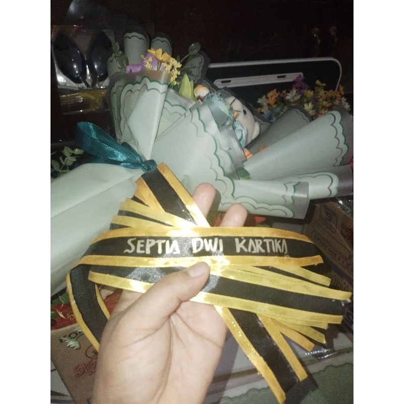 Selempang nama di buket boneka wisuda/ Selempang nama