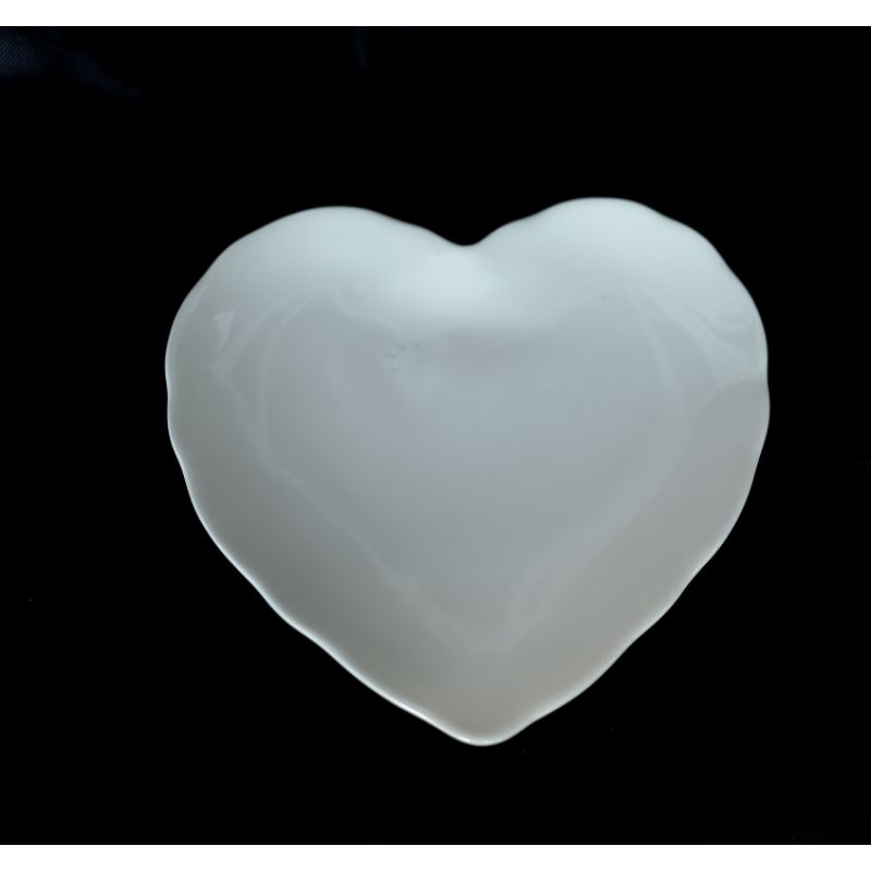 piring saji bentuk love keramik