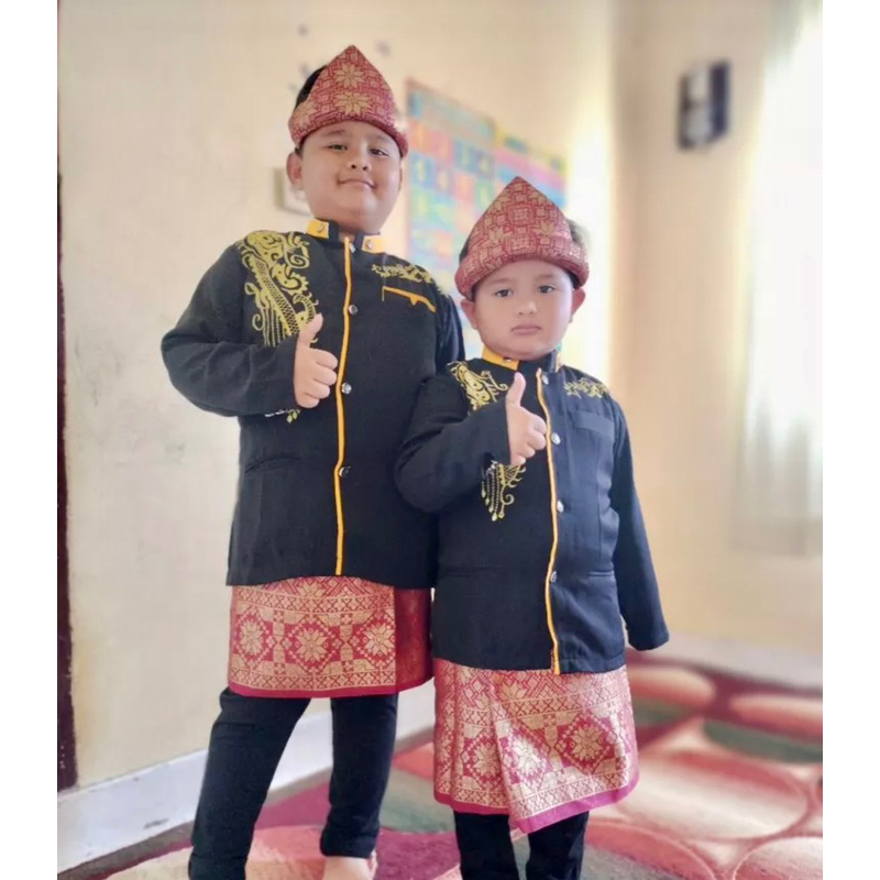 Rumpak Tanjak Anak Songket Palembang Sarung Topi Melayu