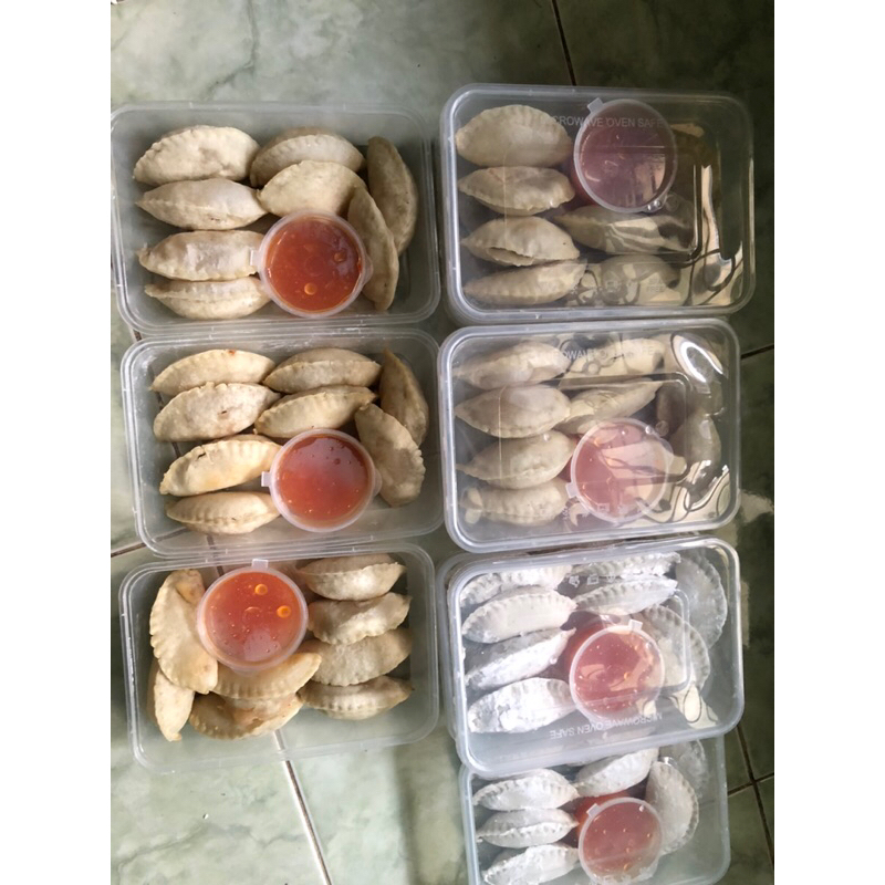 

Cireng isi ayam suwir pedas topping saus padang