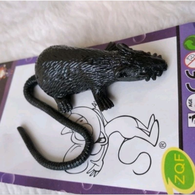 Mainan tikus karet prank