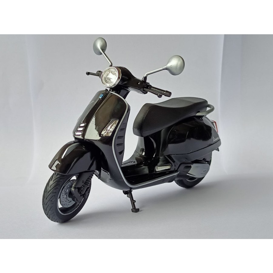 Diecast motor vespa GTS super black welly 1:12 miniatur motor 2020