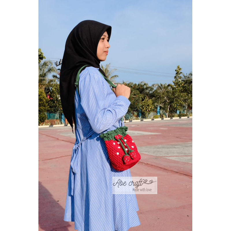 tas rajut strawberry