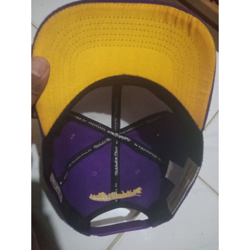 topi snapback caps vintage nba mitchael & Ness lakers like new