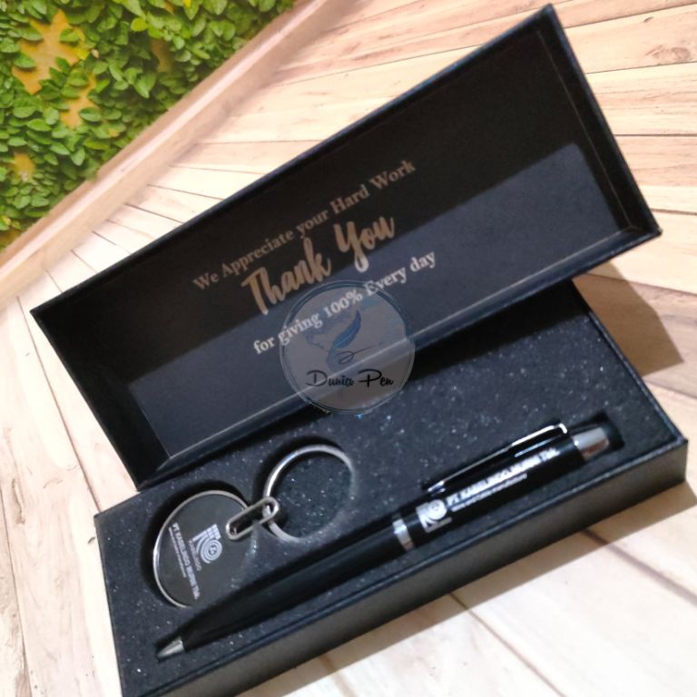 

TERBARU⚡ Giftset Ballpoint & Key Chain Custom, Kado Ultah ,Hampers Acara, Hadiah Anniversary Ekslusif
