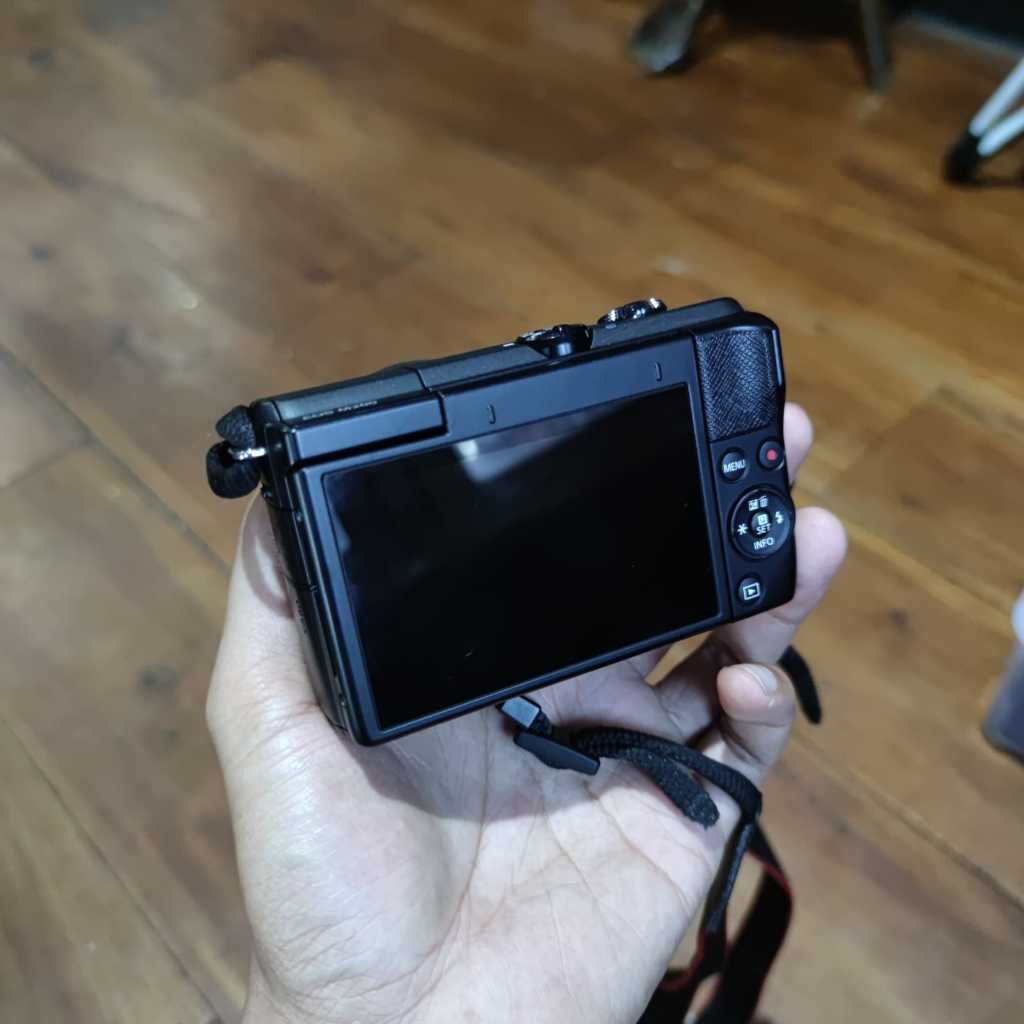 MIRORRLESS CANON M200 BEKAS LIKE NEW