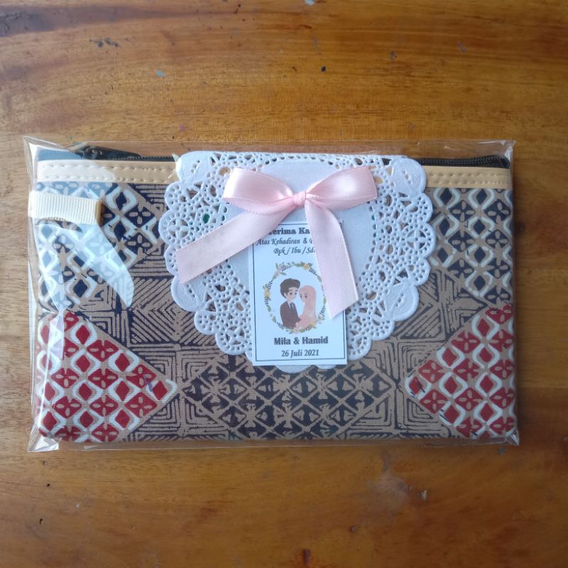 

Souvenir dompet batik / kotak pensil batik / tempat hp batik