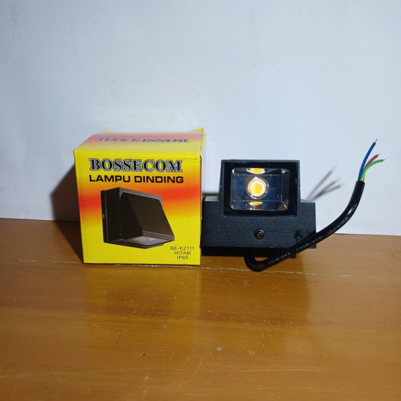 Lampu dinding bossecom / wall light bossecom BE-K2111