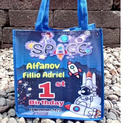 

CUSTOM GOODIEBAG TAS ULANGTAHUN/SOUVENIR/TEDHAK SITEN AQIQAH SIZE KOTAK BENTO (25X20X25)