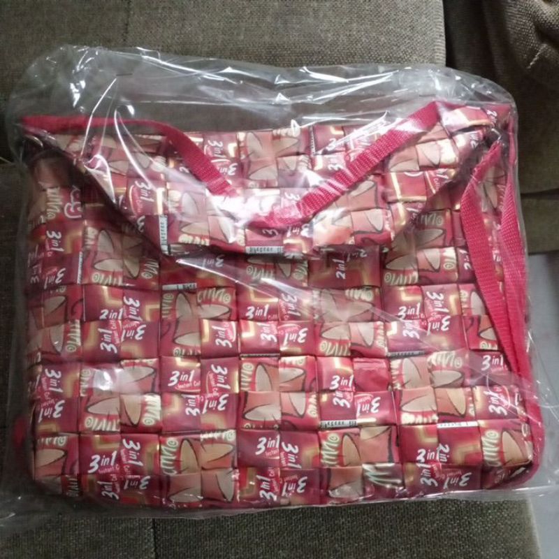

Kerajinan Tas Wanita Bahan Daur Ulang Bungkus Kopi