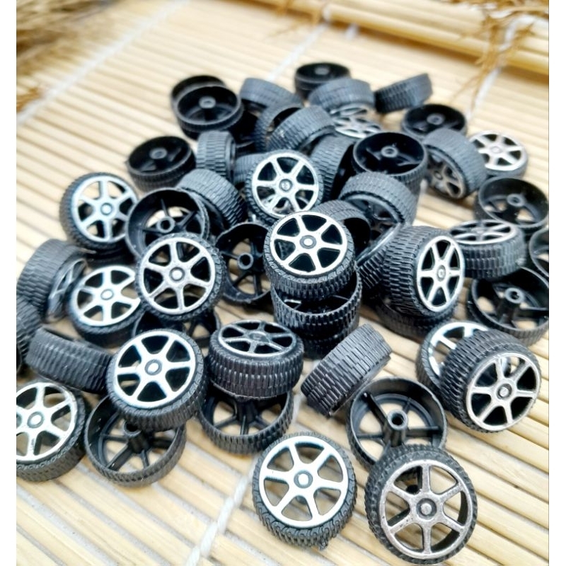 Roda Mobil Mainan Plastik Uk 1,4cm