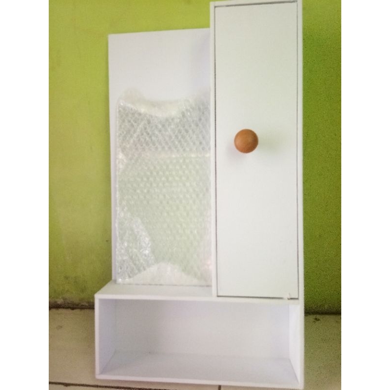 rak rias gantung / kaca rias