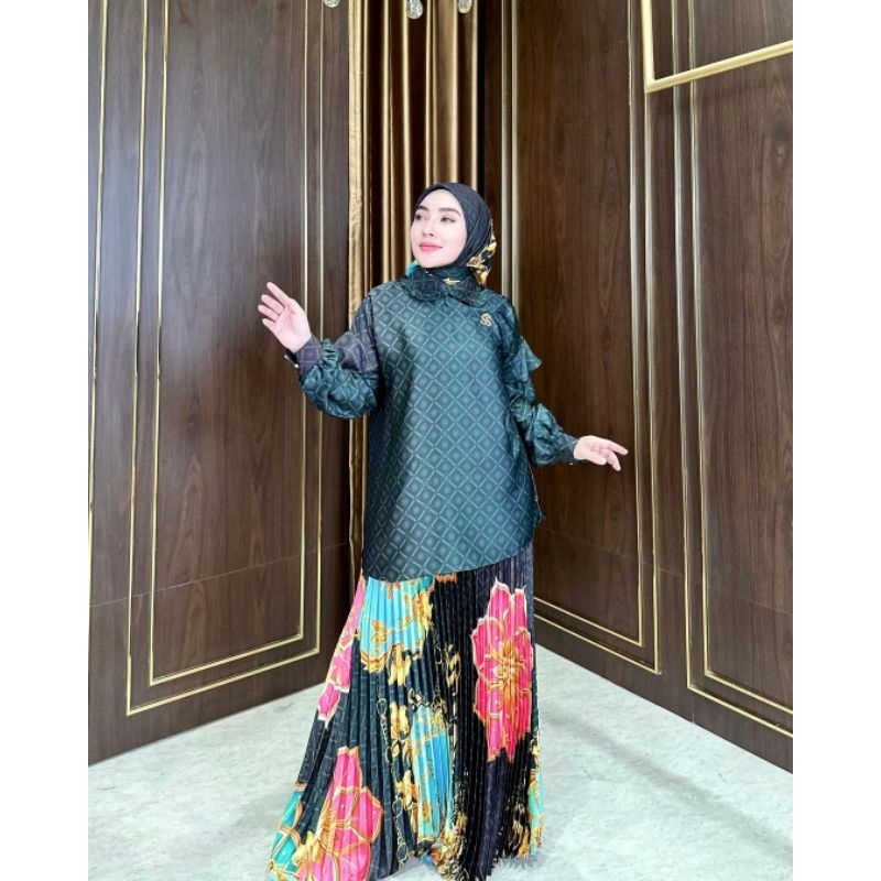 One Set Rok Plisket Bunga Monogram Plus Hijab Shellasaukia
