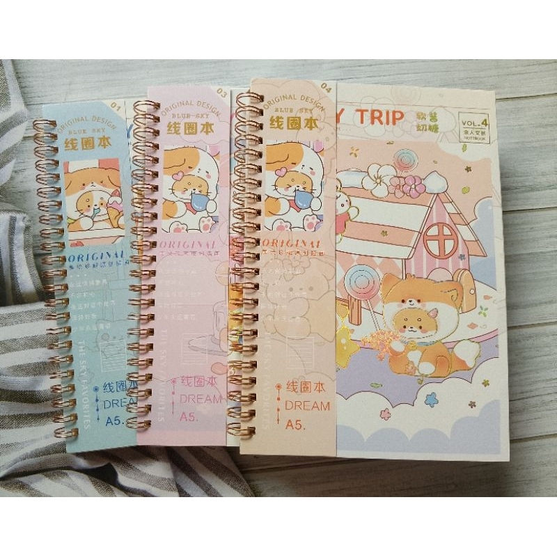 

NOTEBOOK A5 568-09 MOTIF CUTE SPIRAL BESI/ KERTAS WARNA CREAM