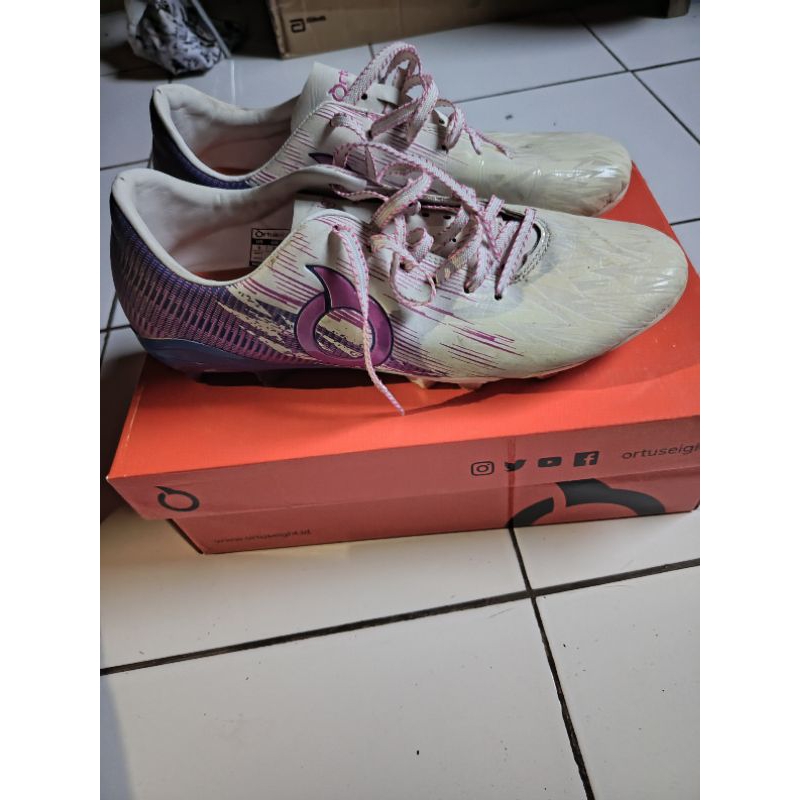 Second sepatu bola SPECS