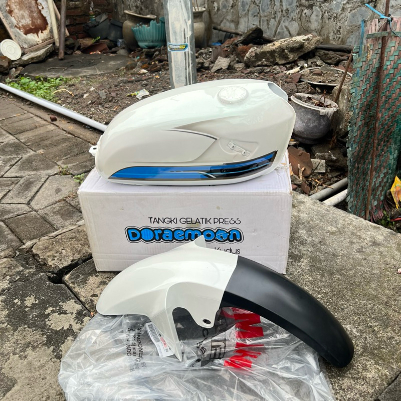 Tangki Doraemon tangki CB 100 putih lembayung set slebor R15 original