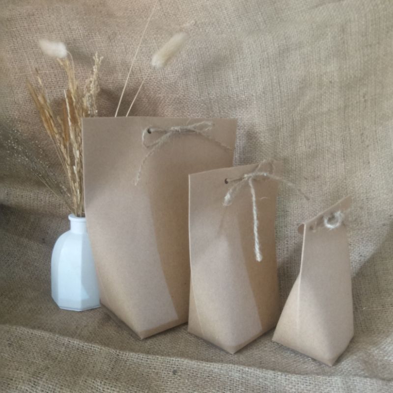 

1 Pack isi 6 pcs Paper Bag Souvenir Gift Box Pillow Box +Tali,Size L dan M (Mohon Baca di Deskripsi Produknya)