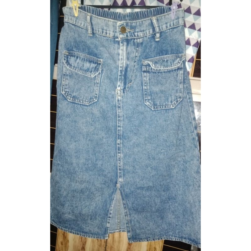 rok pendek dibawah lutut, belahan dibawah