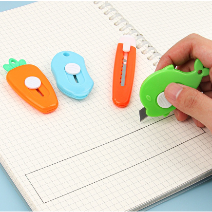 

Cutter mini / cutter unboxing / cutter kertas karton / pemotong serbaguna / pisau mini / pisau ukir