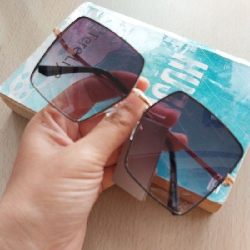 Kaca mata gaya/ kaca mata hitam/ kaca mata fashion/ kaca mata pantai/ kaca mata wanita