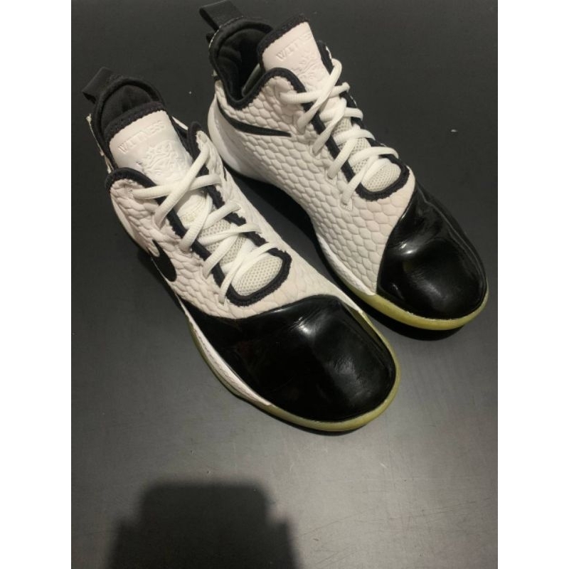 Sepatu Basket Lebron Witness size 44,5