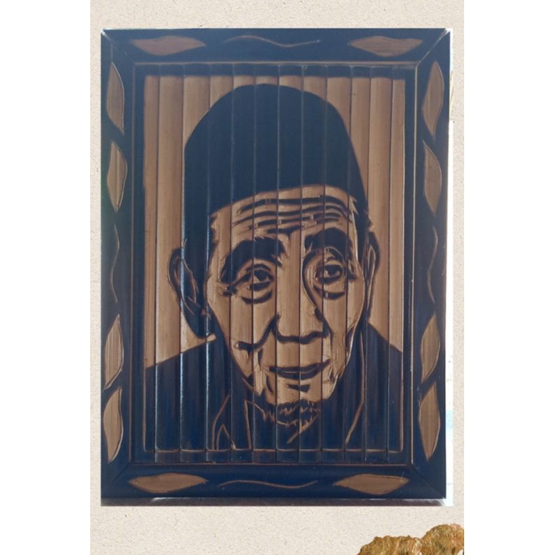 ukiran bambu wulung . ulama karismatik syehk maimun jubair sarang