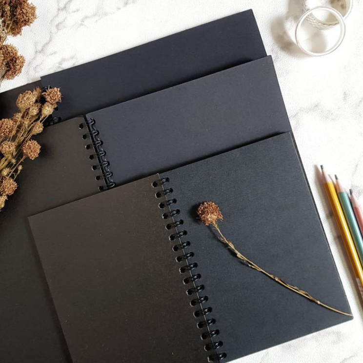 

Murah NOTEBOOK BLACK PAPER / SKETCHBOOK HITAM / BUKU SKETSA HITAM / NOTEBOOK POLOS / NOTE BOOK HITAM Laris