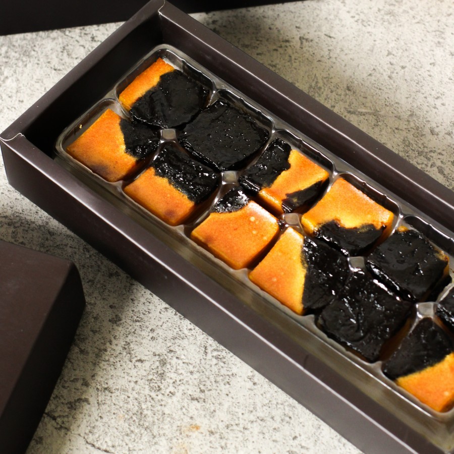 

Lapis Legit Plum Premium Small - 12 Bites Box