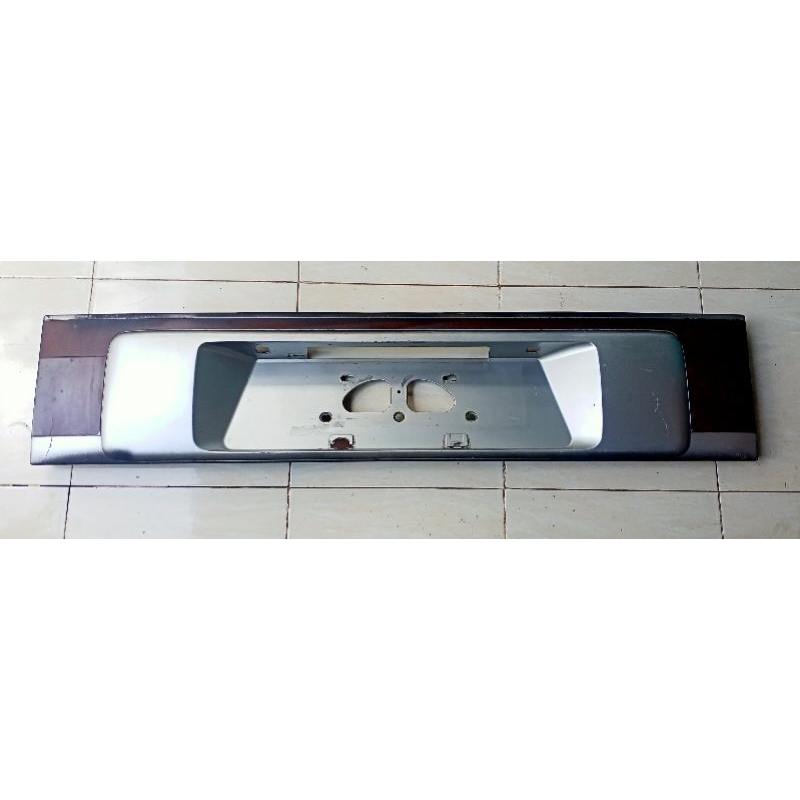garnis lampu belakang mazda e2000
