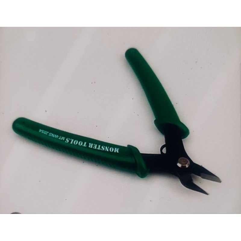 Tang pemotong monster