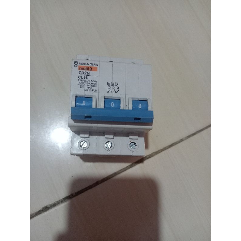MCB PLN Merlin gerin multi9 C32N 3pas 16a orginal siap pakek