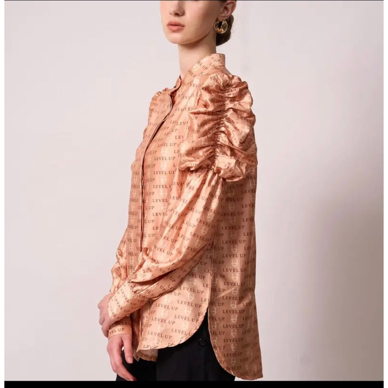 kemeja levelup lengan puff silk