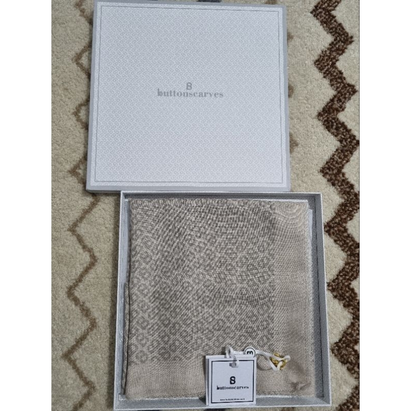 Tapis seed Buttonscarves