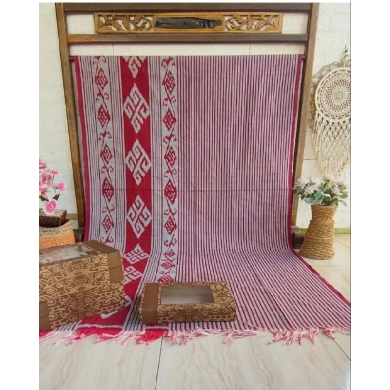 tenun lurik merah