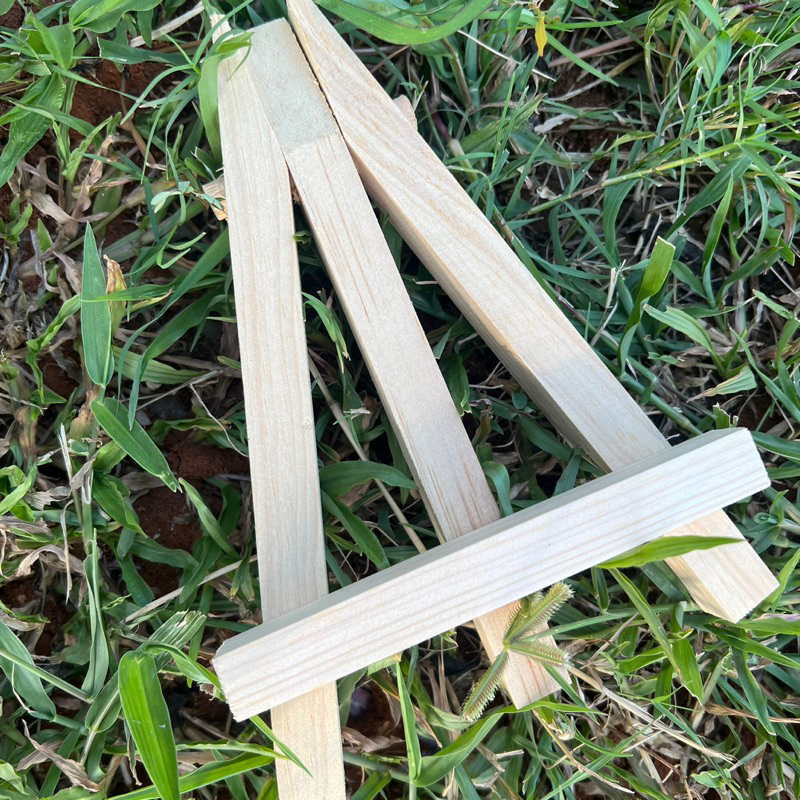

Easel Kayu [Tripod Kayu , Penyangga Kayu, Penyangga Kanvas , Penyanga Figura ] Ukuran 20Cm x 14 Cm , Paranoise Art
