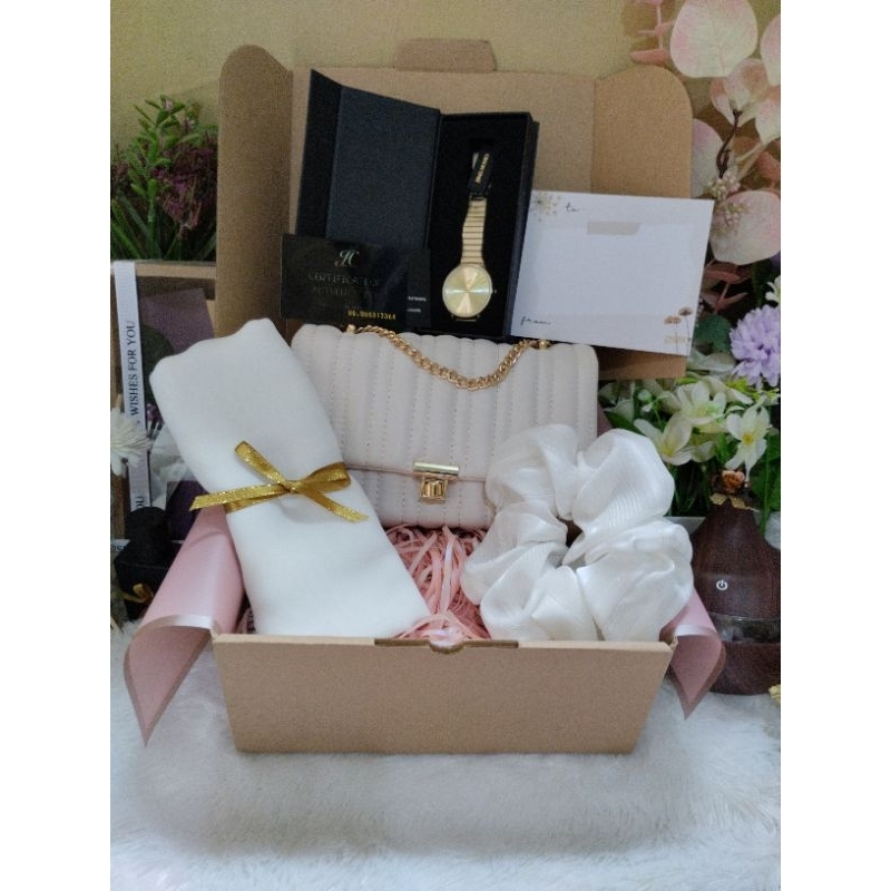 

Hampers Custom Hari Ibu Hadiah Tas Istri Tercinta