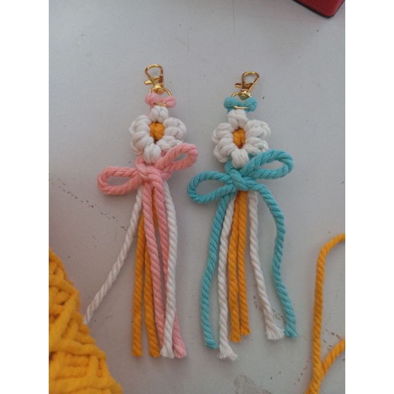gantungan kunci macrame/ gantungan kunci bunga/ bunga daisy/ souvenir