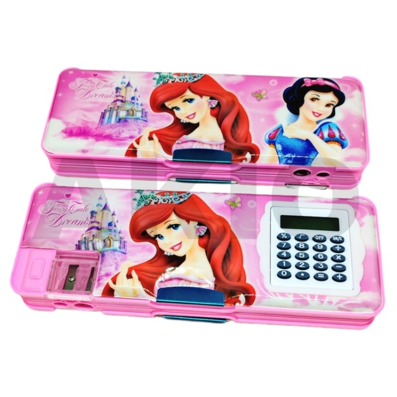 

Tempat pensil Anak Kalkulator 2 Sisi + 2 Rautan Magnet Karakter PRINCESS ARIEL MERMAID SNOW WHITE JC776