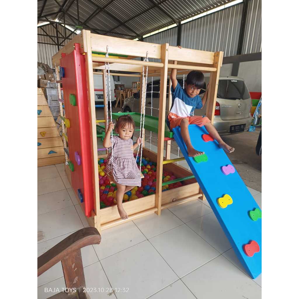 Brakiasi Mandi Bola Besar