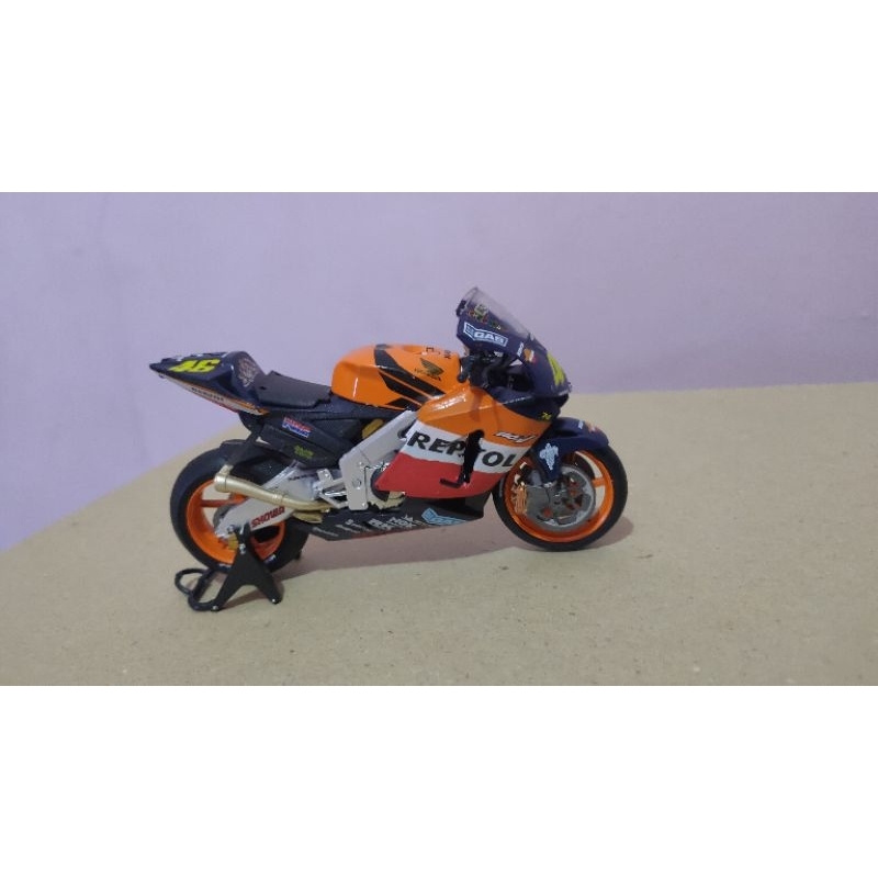 diecast motogp Rossi 2003 leo models