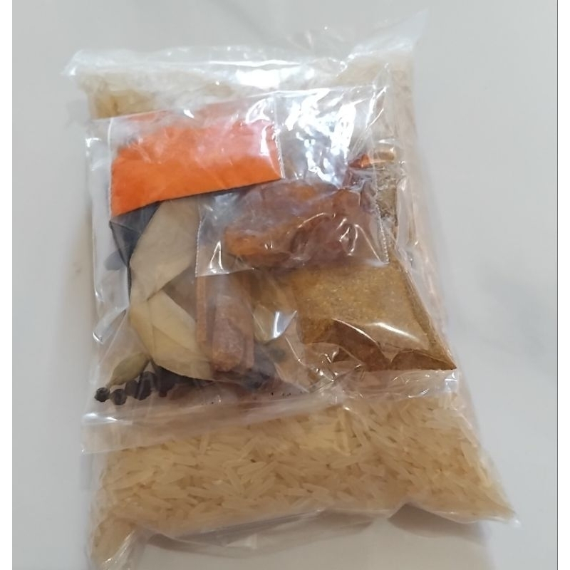 

Beras Basmati 500gr + bumbu biryani lengkap untuk 5-6 porsi
