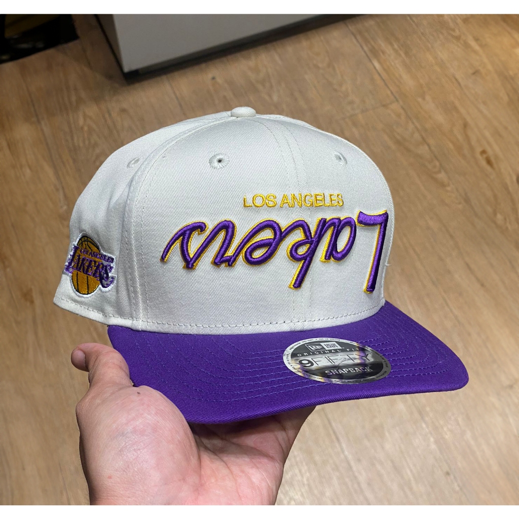 Topi New Era 9Fifty Los Angeles Lakers PCV Upside Down Scripts Ivory Cap 100% Original Resmi
