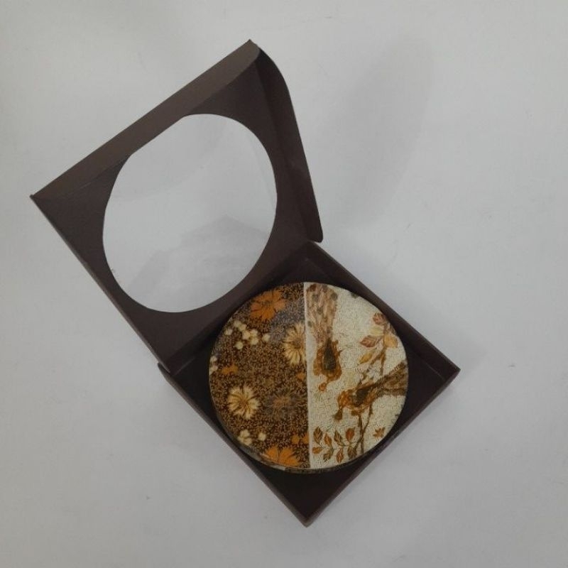 Souvenir Coaster / Alas/ Tatakan Gelas dari Kerang S/4, Diamter 10cm motif Burung  Merak