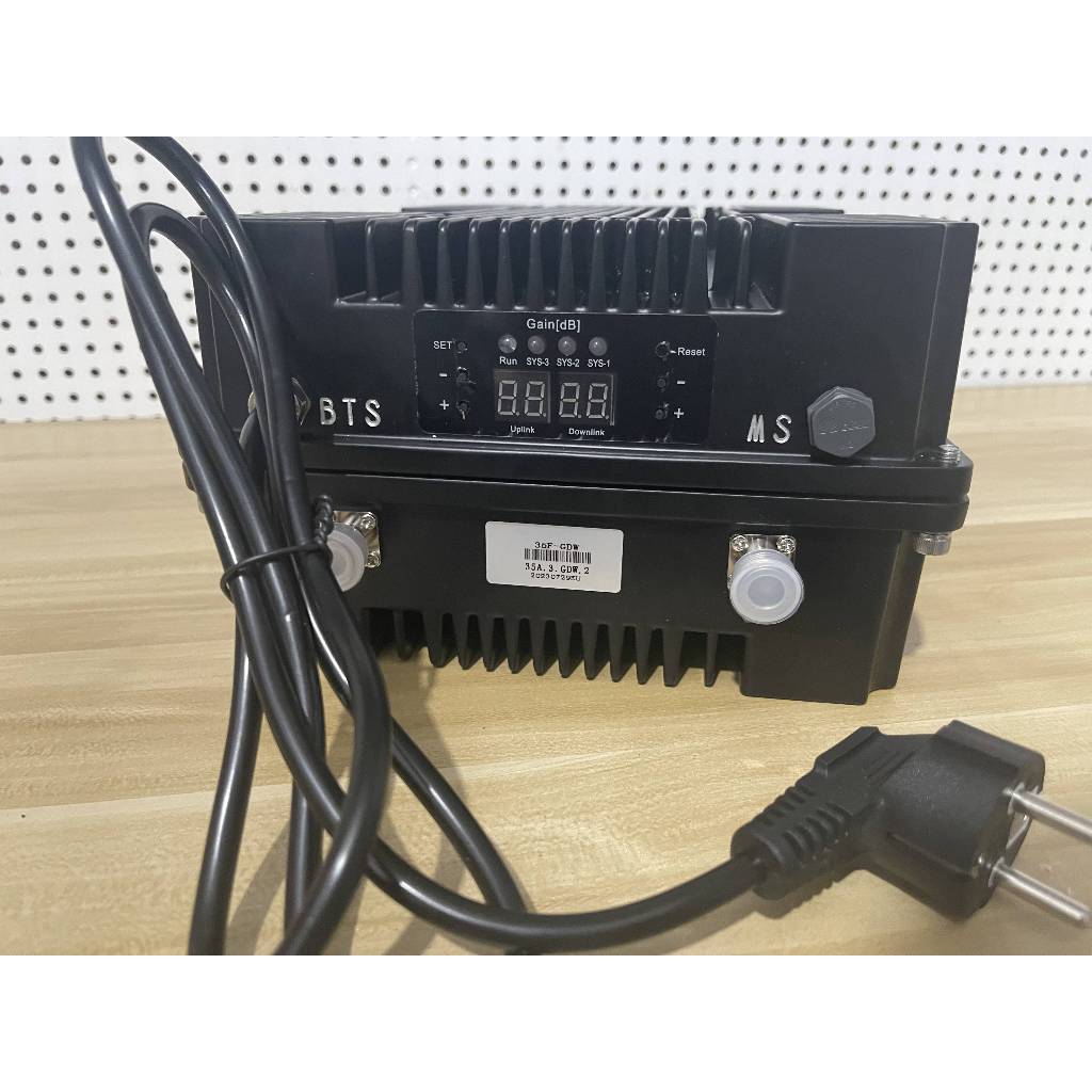 NEW 2W 90dB 900  1800 2100 2300Mhz Modem 4G