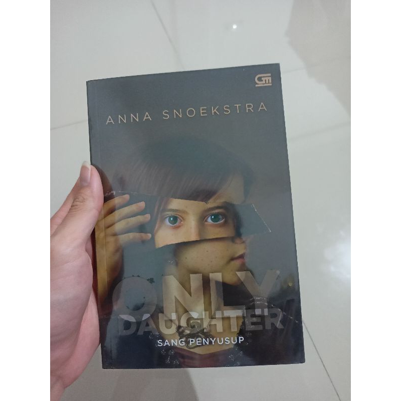 Only Daughter Sang Penyusup Anna Snoekstra