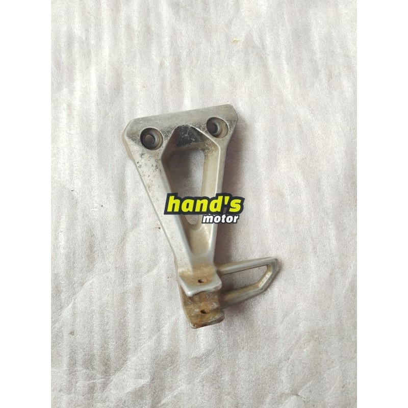 Bracket besi footstep footrest injakan kaki belakang kiri  Honda Revo Absolute Blade 100 old lama or