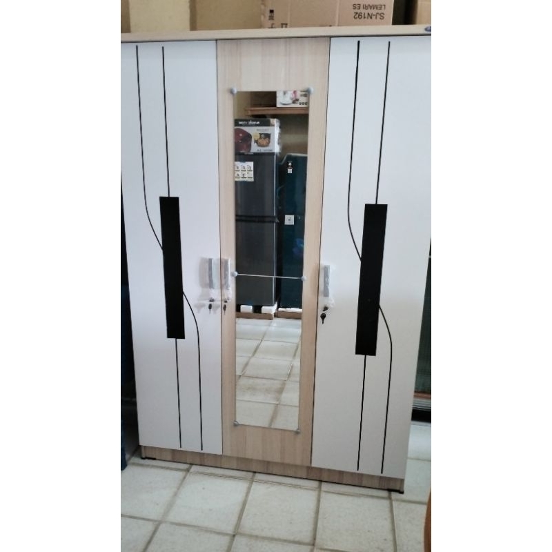 Lemari pakaian 3pintu Gstar