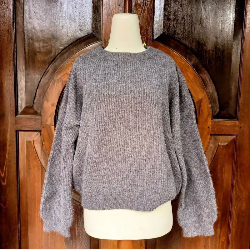 PRELOVED SWEATER / CREWNECK WANITA / CEWEK LENGAN BALON GEMOY OVERSIZE RAJUT BULU -BULU GREY / SMOKE